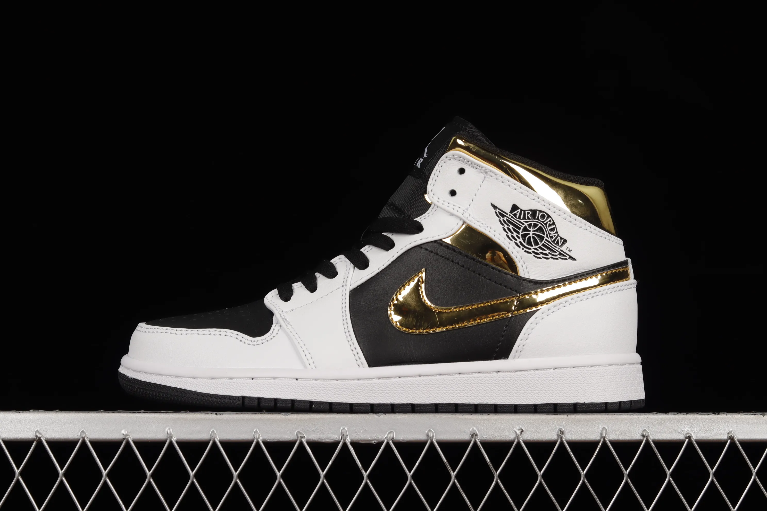 All categories Air Jordan Jordan series basketball shoes Air Jordan 1 Mid Air Jordan 1 Mid AJ1 Joe 1 Platinum Panda mid-top basketball shoes 554724-190